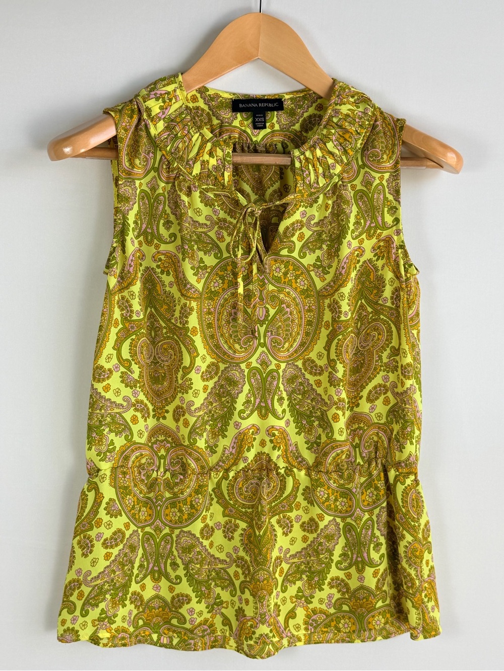 Banana Republic Petite XXS Lime Paisley Sleeveless Tie Neck Blouse